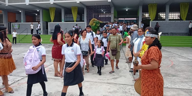 Más de 900 estudiantes de colegio «Sagrada Familia» inician año escolar con temática amazónica