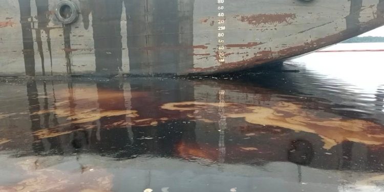 Derrame de petróleo en el río Marañón amenaza a comunidades cercanas a Saramurillo