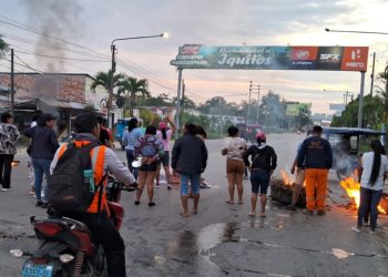 Padres de familia protestan en la avenida Quiñones por riesgo en colegio cercano al aeropuerto de Iquitos