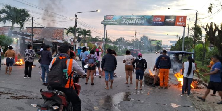 Padres de familia protestan en la avenida Quiñones por riesgo en colegio cercano al aeropuerto de Iquitos