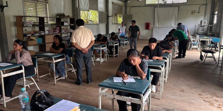 Realizan examen de admisión descentralizado de UNIBAGUA en Saramiriza