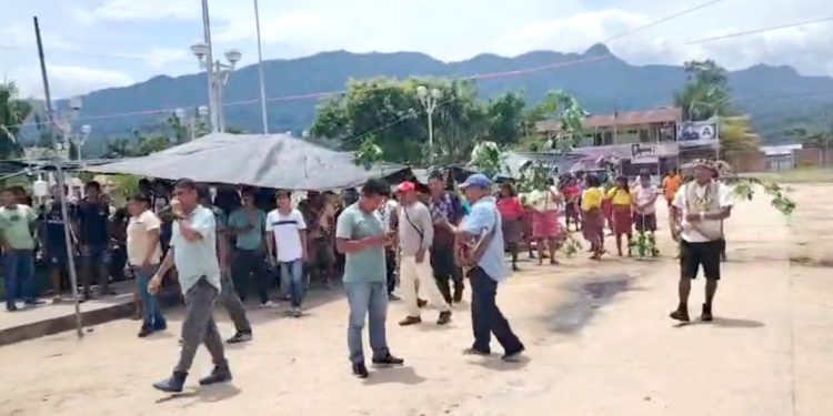 Pueblo Shawi cumple 41 días de protesta en Balsapuerto y espera informe de Contraloría