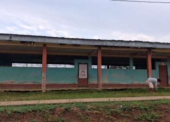 Más de 300 estudiantes no inician clases por mal estado de colegio en comunidad de Barranca