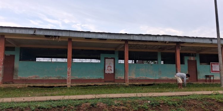 Más de 300 estudiantes no inician clases por mal estado de colegio en comunidad de Barranca
