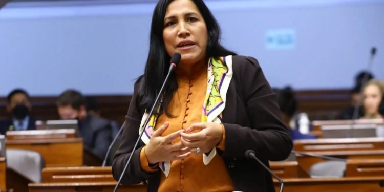 Congreso aprueba ley para pensión digna de maestros cesantes y jubilados