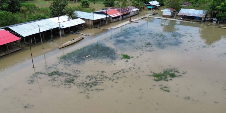 Inicio de clases en Requena presenta dificultades por lluvias, inundaciones y falta de docentes