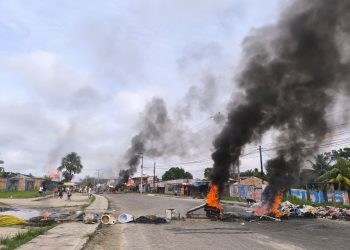 Paro de transportistas continúa en la carretera de Santo Tomás pese a desbloqueos parciales en la ciudad