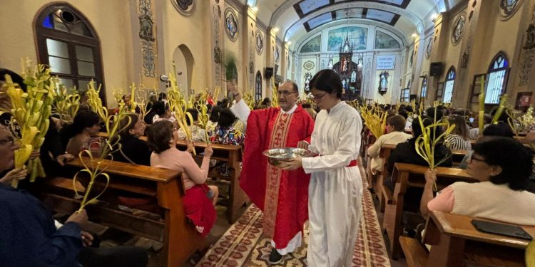 Semana Santa inicia en Iquitos con multitudinaria participación en Domingo de Ramos