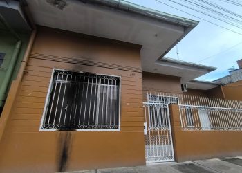 Delincuentes lanzan explosivo artesanal contra vivienda