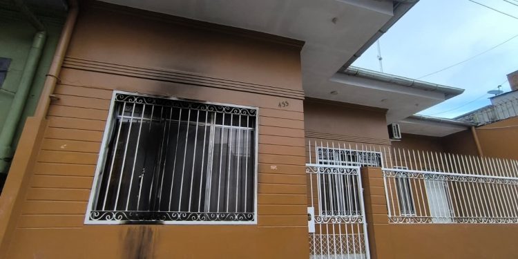 Delincuentes lanzan explosivo artesanal contra vivienda