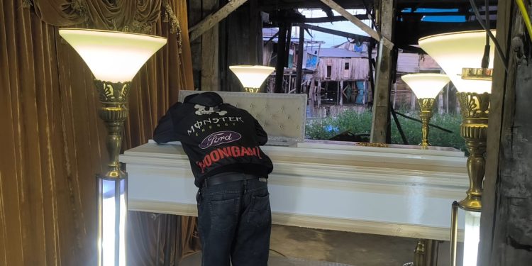 Joven pierde la vida en un enfrentamiento entre barras bravas tras proteger a su hermano menor