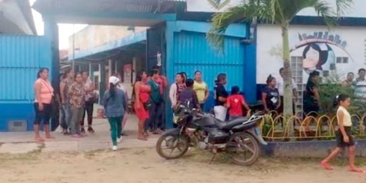 Docentes y padres anuncian protesta por abandono de colegio en San Juan Bautista