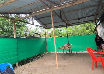 Entregan ataúd a familia que velaba a padre de familia sobre una mesa