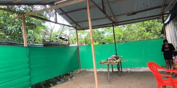 Entregan ataúd a familia que velaba a padre de familia sobre una mesa