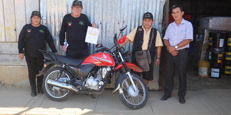Datem entrega motocicleta a rondas campesinas para reforzar seguridad en San Lorenzo