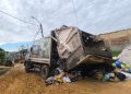 Camión recolector de basura queda varado y a punto de volcarse por mal estado de la calle