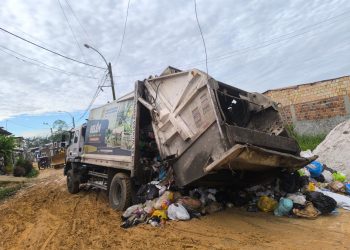 Camión recolector de basura queda varado y a punto de volcarse por mal estado de la calle