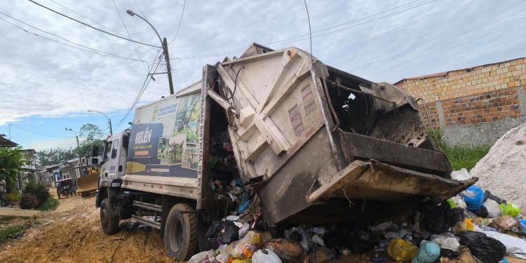 Camión recolector de basura queda varado y a punto de volcarse por mal estado de la calle