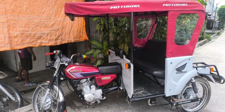 Delincuentes intentan robar mototaxi de la vereda de una vivienda