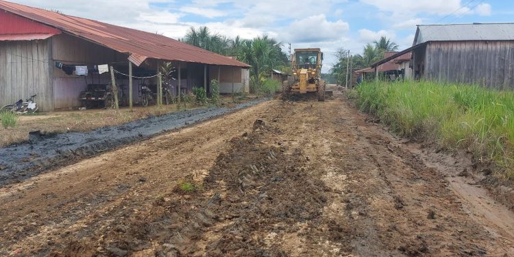 Alcaldía de Datem cumple con mantenimiento vial en diversos barrios