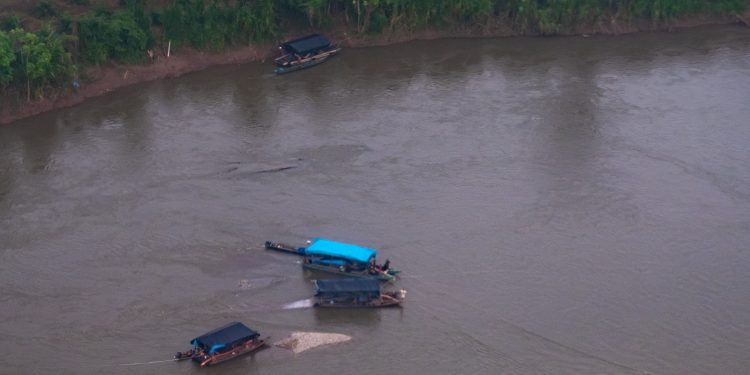 Hallazgos de sobrevuelo evidencian desplazamiento de la minería ilegal hacia nuevas zonas de Ucayali
