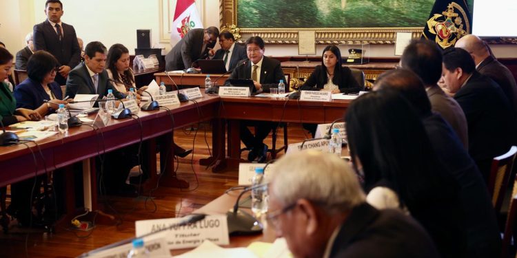 Ministro Guillermo Shinno anuncia reestructuración de Electro Oriente