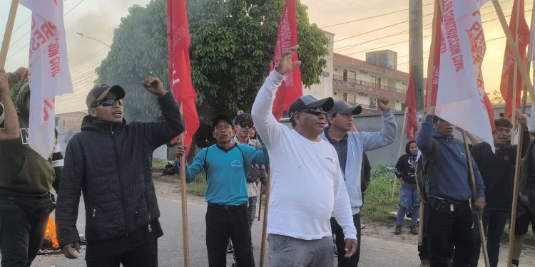 Primer día de paro de 72 horas inicia con bloqueo en la vía hacia el aeropuerto