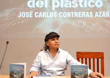 José Contreras Azaña llega al Perú con una obra que explora el impacto del plástico en nuestras vidas