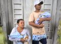 Pareja con gemelos en brazos queda varada en Iquitos tras alta médica