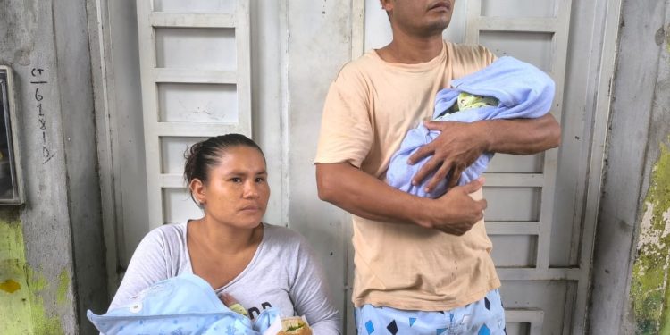 Pareja con gemelos en brazos queda varada en Iquitos tras alta médica