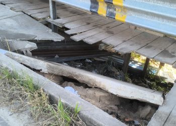 Denuncian que presuntos invasores destruyen estructura del puente Laguna Azul