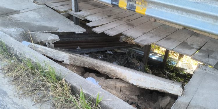 Denuncian que presuntos invasores destruyen estructura del puente Laguna Azul
