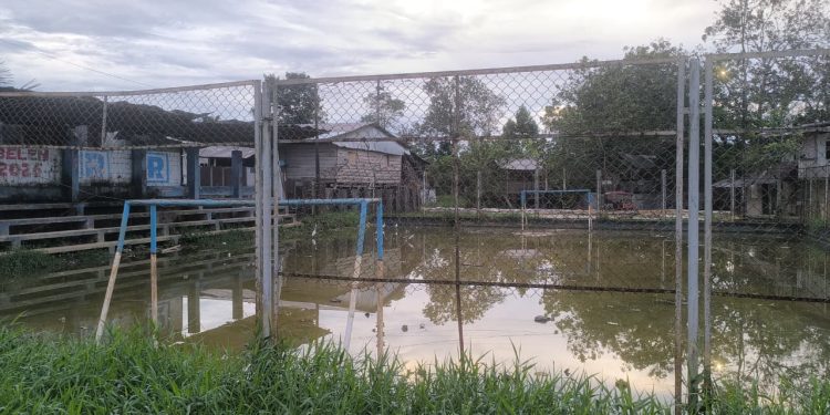 Se registra insalubridad e inseguridad por abandono de losa deportiva