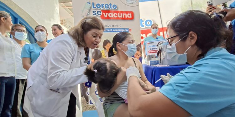 Presidenta ejecutiva de EsSalud, Zulema Tomas, refuerza vacunación contra el sarampión en Loreto ante baja cobertura infantil