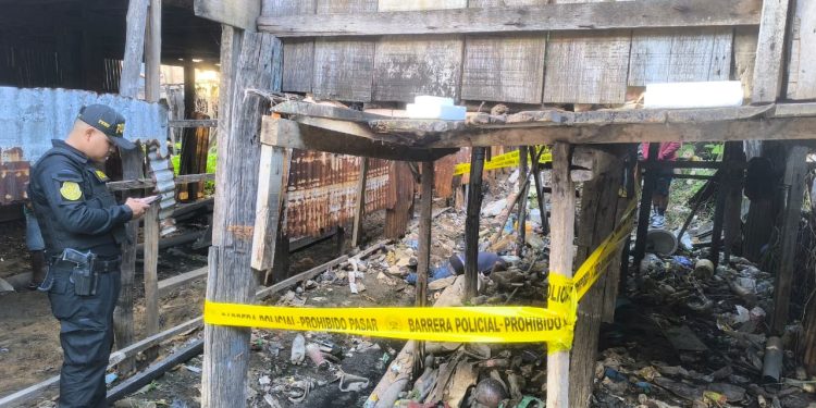 Familiares identifican a hombre encontrado sin vida debajo de una vivienda