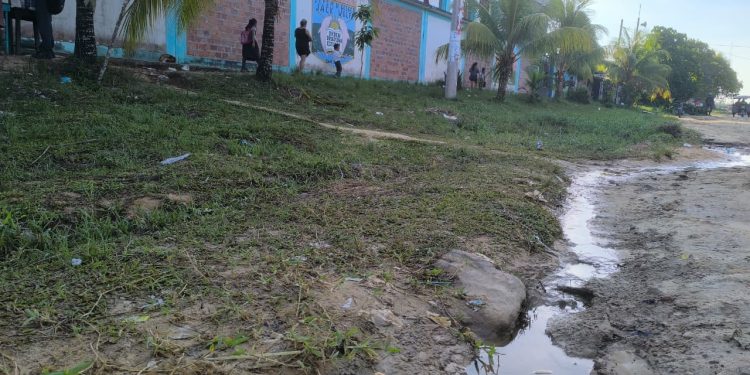 Colapso de tuberías provoca desborde de aguas servidas en exteriores del colegio Jack Wolf