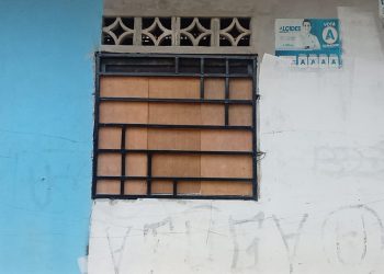 Enfrentamiento de presuntos barristas deja un herido y daños materiales