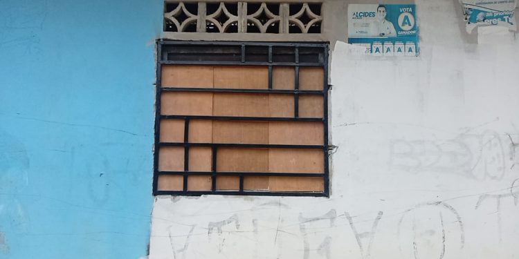 Enfrentamiento de presuntos barristas deja un herido y daños materiales