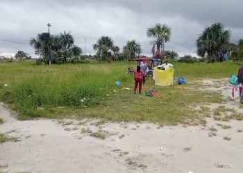 Comerciantes exigen limpieza por vegetación acumulada en la Villa Olímpica