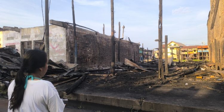 Joven universitaria que asumió la tutela de su hermano huérfano lo perdió todo tras incendio en Belén