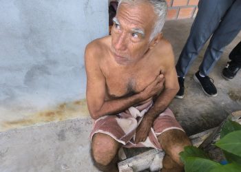 Adulto mayor de 70 años duerme en la calle tras presunto abandono familiar