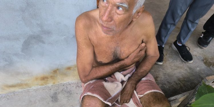 Adulto mayor de 70 años duerme en la calle tras presunto abandono familiar