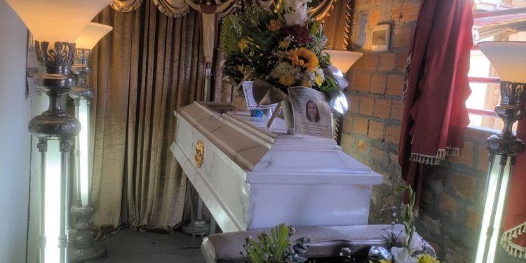 Familia logrará sepultar a mujer que llevaba cuatro días siendo velada tras recibir apoyo solidario