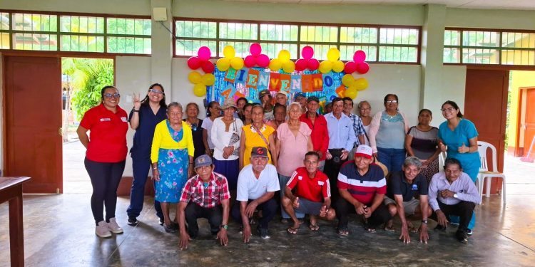 Entre pinceles, canciones y bailes, abuelitos de Alto Nanay fortalecen cuerpo y mente en talleres del Programa PAIS