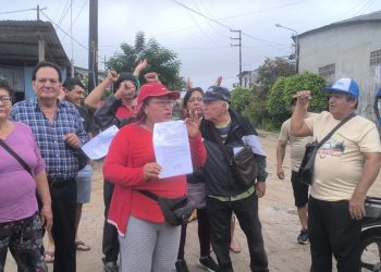 Moradores de cinco asentamientos humanos exigen al alcalde firmar convenio para obra de alcantarillado