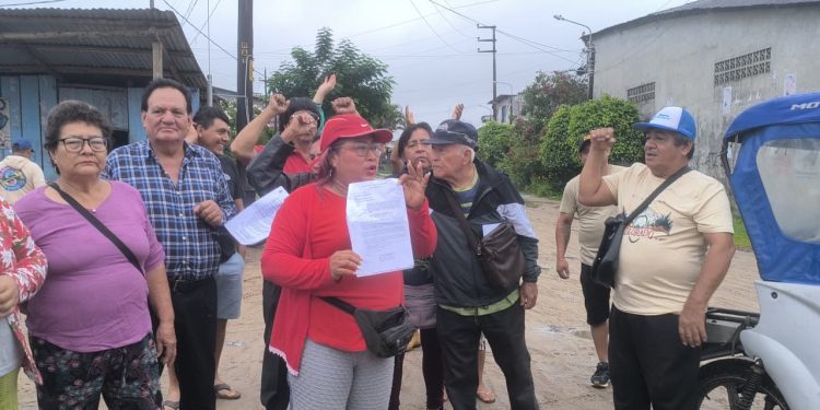 Moradores de cinco asentamientos humanos exigen al alcalde firmar convenio para obra de alcantarillado